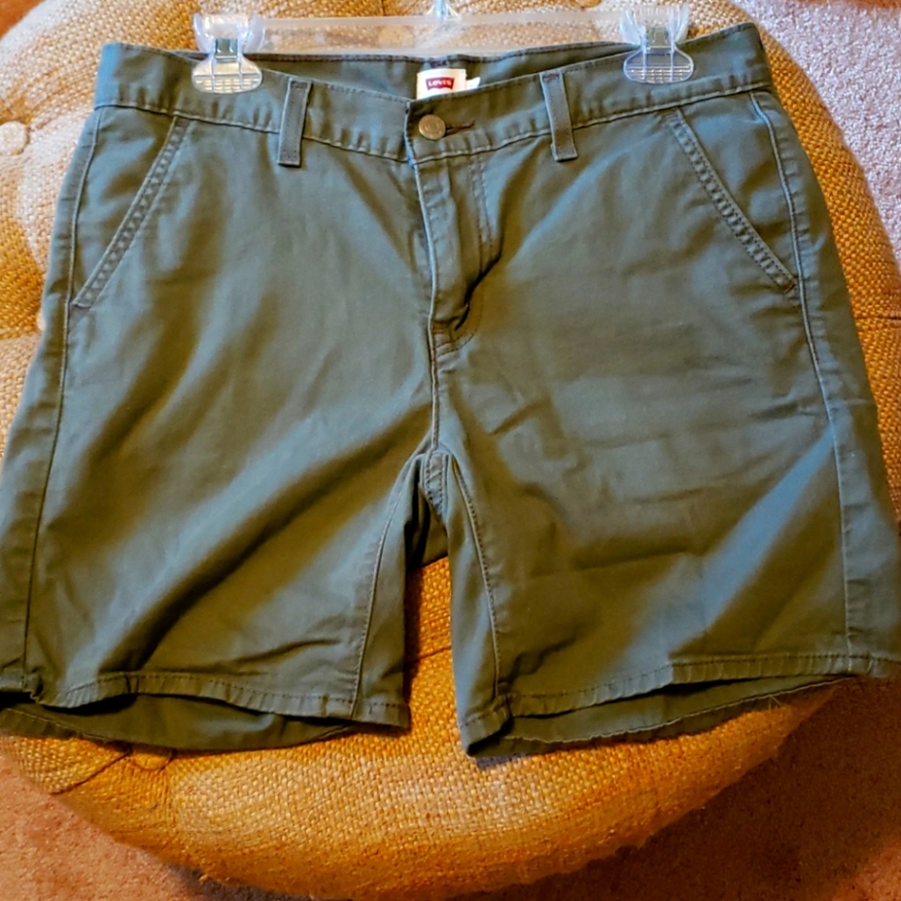 Womens Levi's shorts sz 29